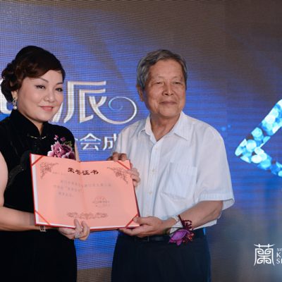 市政府原副市长、市慈善总会会长蔡景祥先生（右）为蔡梅兰董事长（左）颁发荣誉会长牌匾及证书
